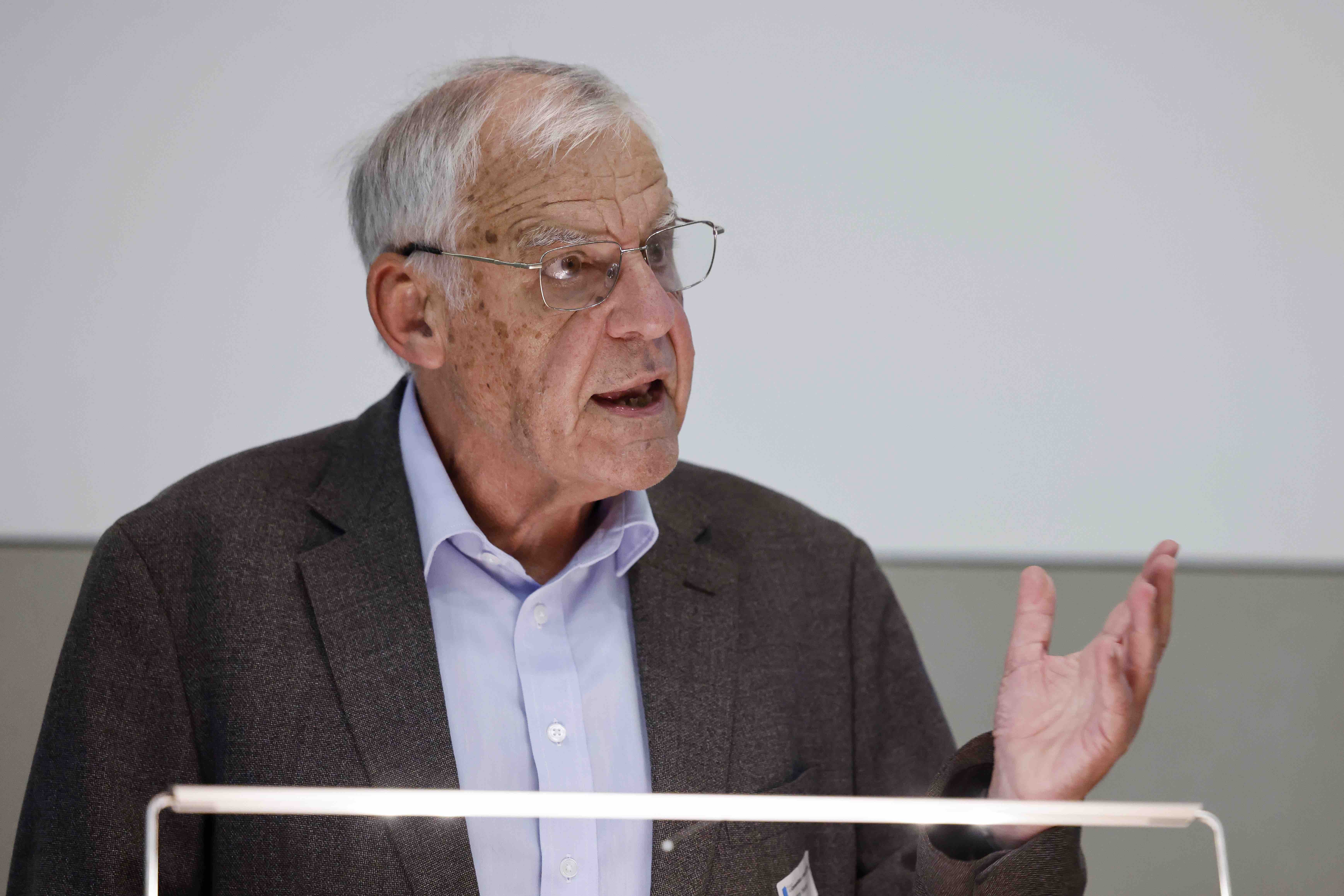 Ein Mann (Dr. Hans Werder) steht hinter einem Rednerpult.