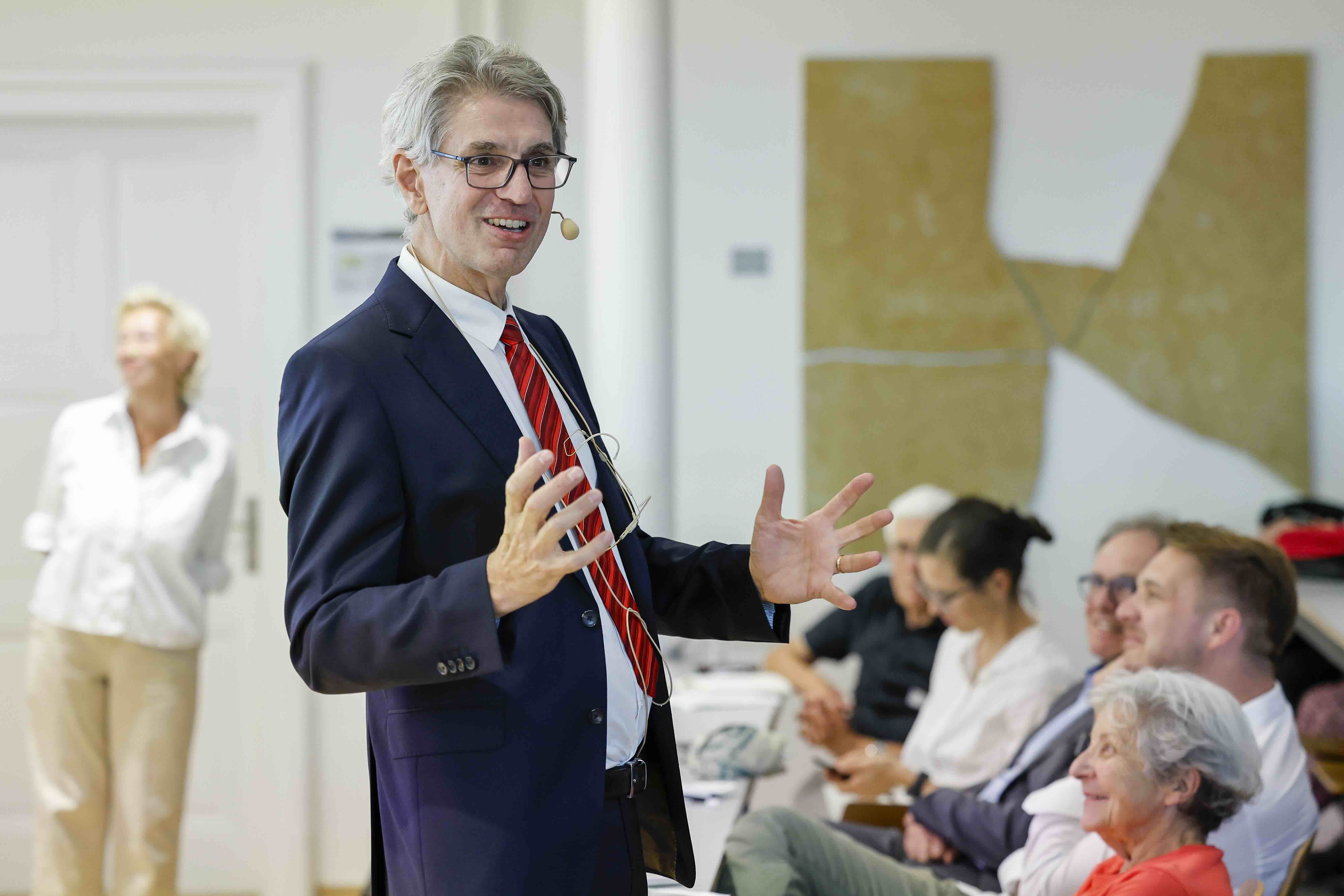Donato Scognamiglio während seines Referats «Wohnraum schaffen» vor dem Publikum.