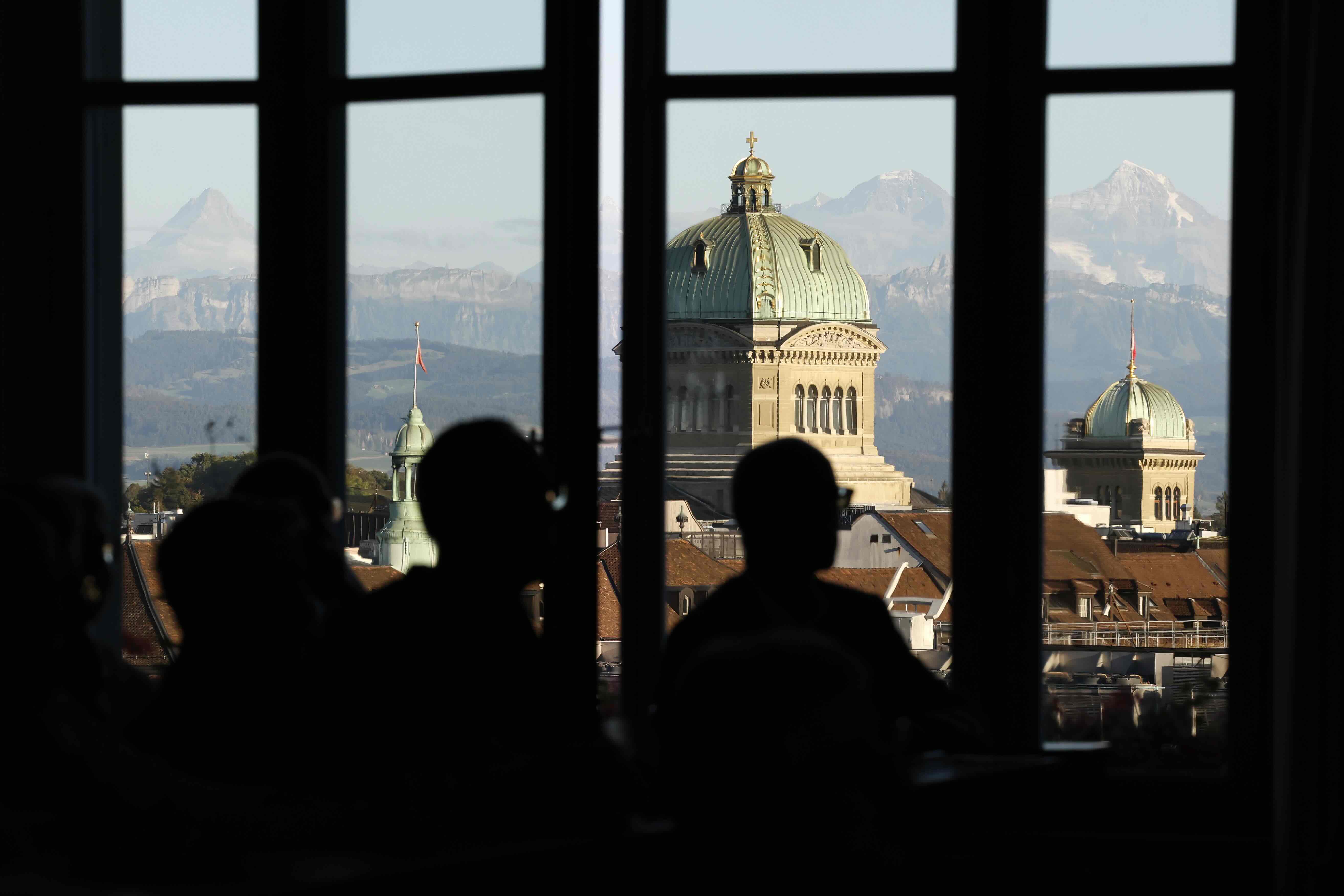 Blick aus dem Hörsaal auf das Bundeshaus und die Berner Alpen.