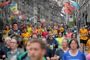 Läuferinnen und Läufer rennen am Grand Prix Bern durch die Berner Altstadt.