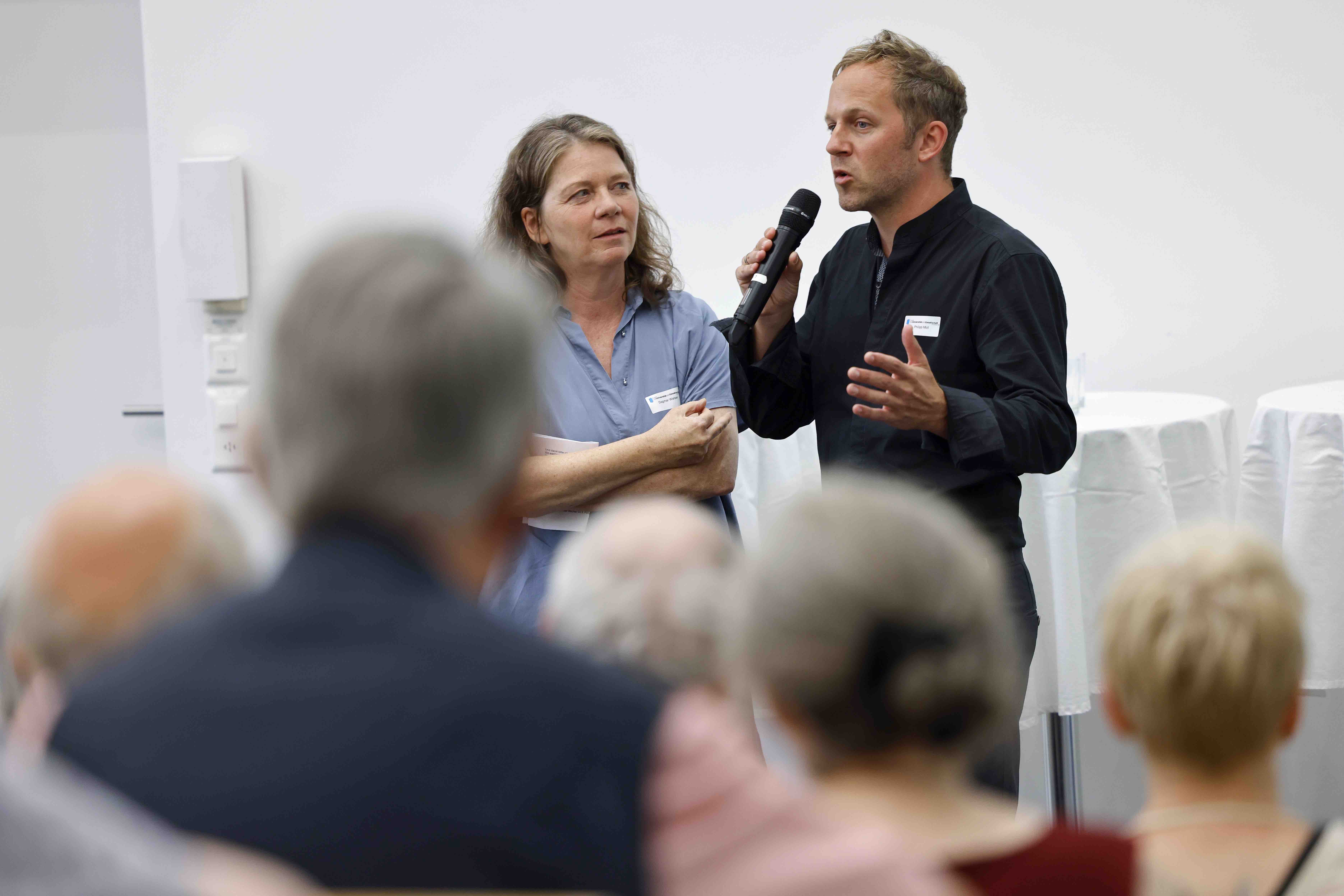 Die Moderatorin Dagmar Walser im Gespräch mit Philipp Moll.