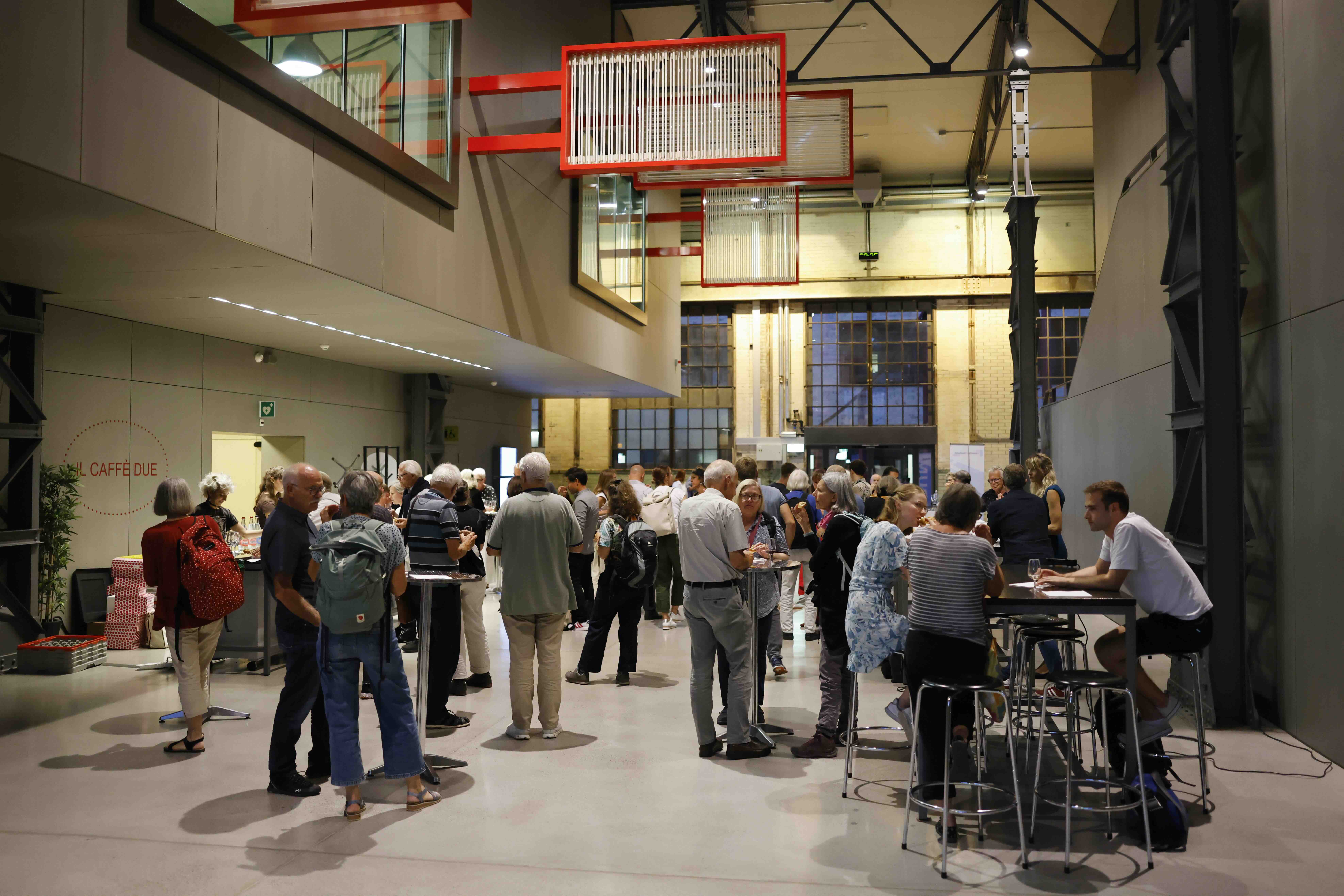 In der ehemaligen Weichenhalle im Hochschulzentrum vonRoll findet der Apéro statt.