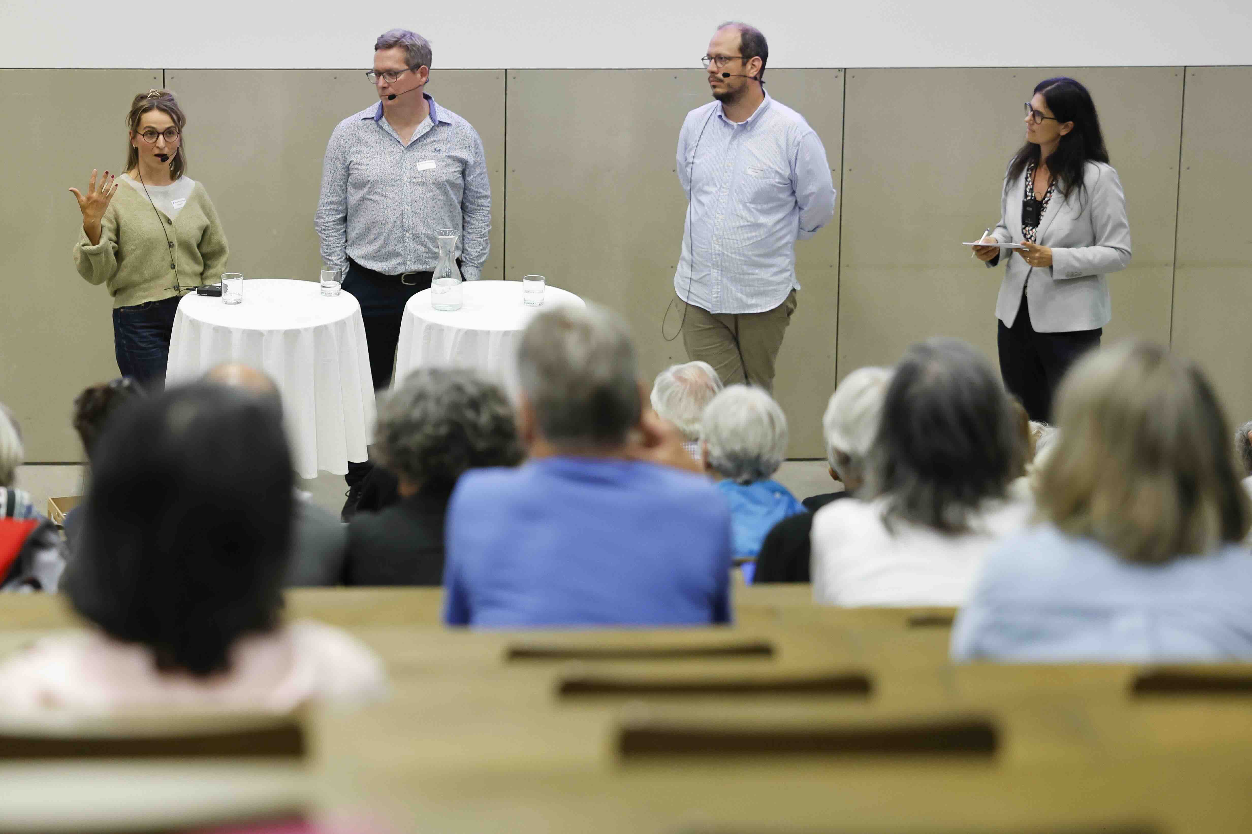 Vier Personen diskutieren auf dem Podium zum Thema Einsamkeit.