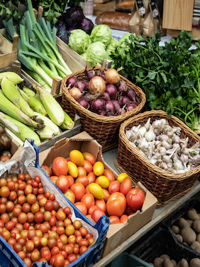 Das Bild zeigt eine Auslage mit verschiedenen Gemüsesorten. Es thematisiert nachhaltige Ernährung und regionale Produktion.