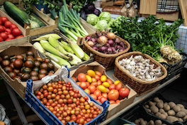 Das Bild zeigt eine Auslage mit verschiedenen Gemüsesorten.