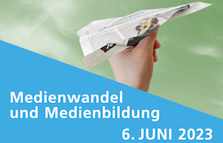Eine Hand hält einen Papierflieger aus Zeitungspapier, kurz vor dem Loslassen, vor einem grünen Wolkenhimmel als Hintergrund.
