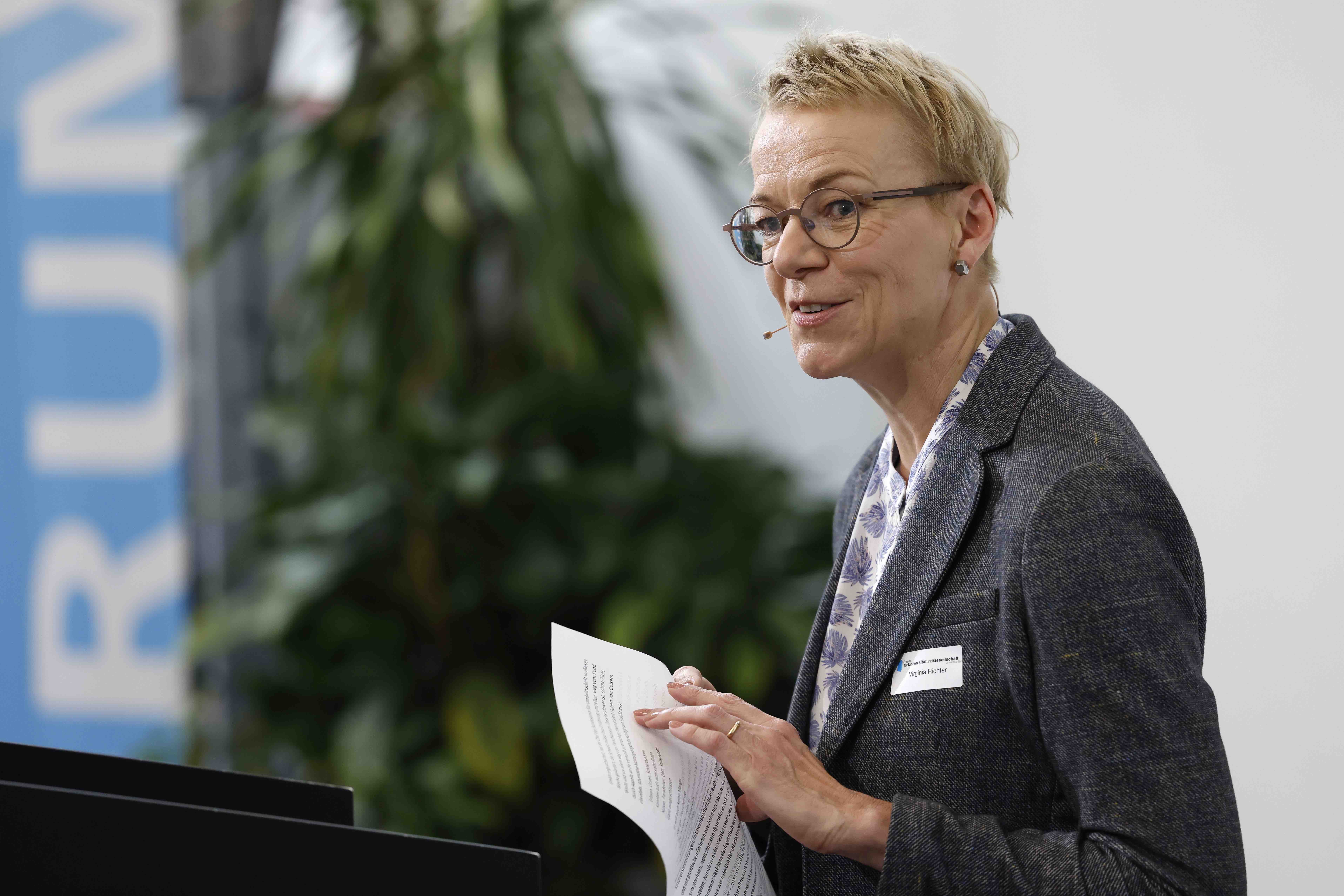 Forumspräsidentin Prof. Dr. Virginia Richter begrüsst das Publikum.