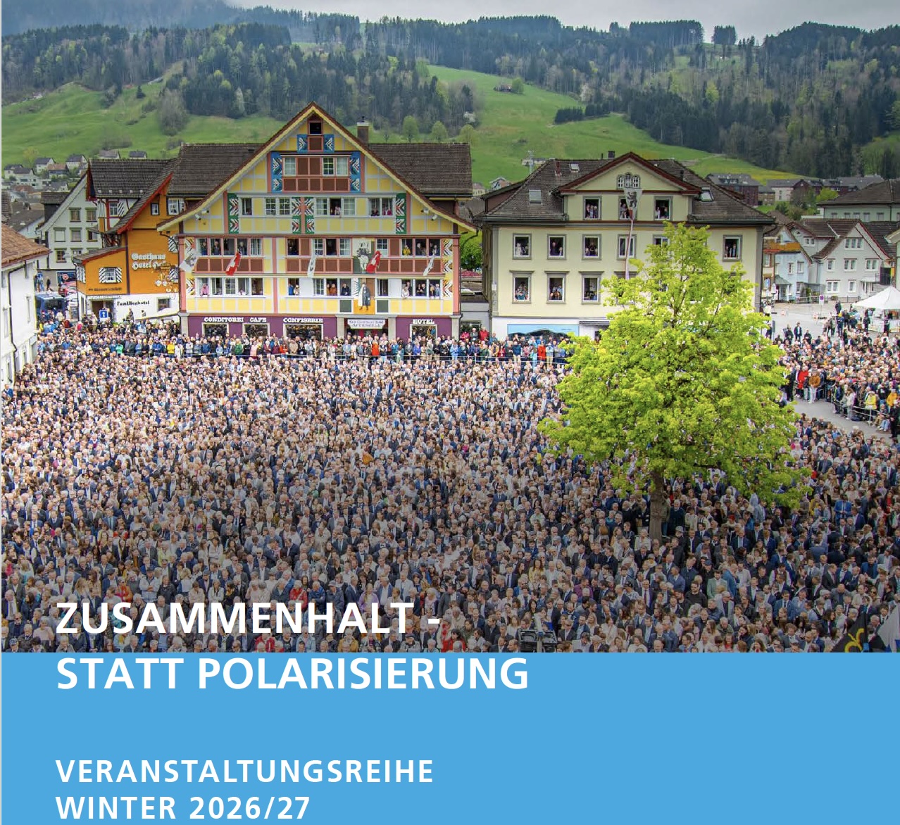 Aufnahme einer Landsgemeinde: Menschen stehen dicht gedrängt auf einem Platz vor historischen Häusern.