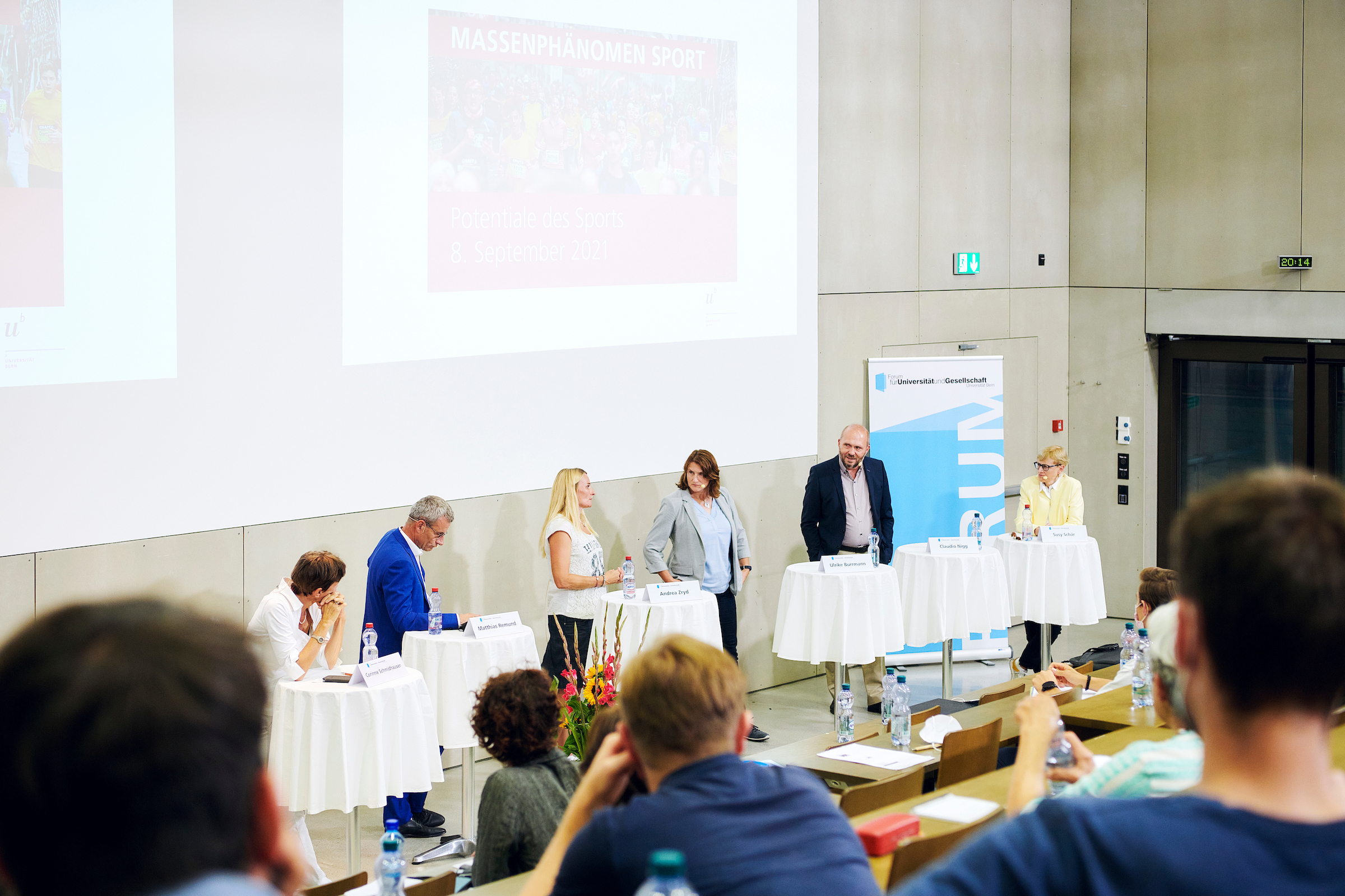 Corinne Schmidhauser, Matthias Remund, Andrea Zryd, Ulrike Burrmann und Claudio Nigg (v.l.n.r.) diskutieren mit der Moderatorin Susy Schär und dem Publikum über Potentiale des Sports.