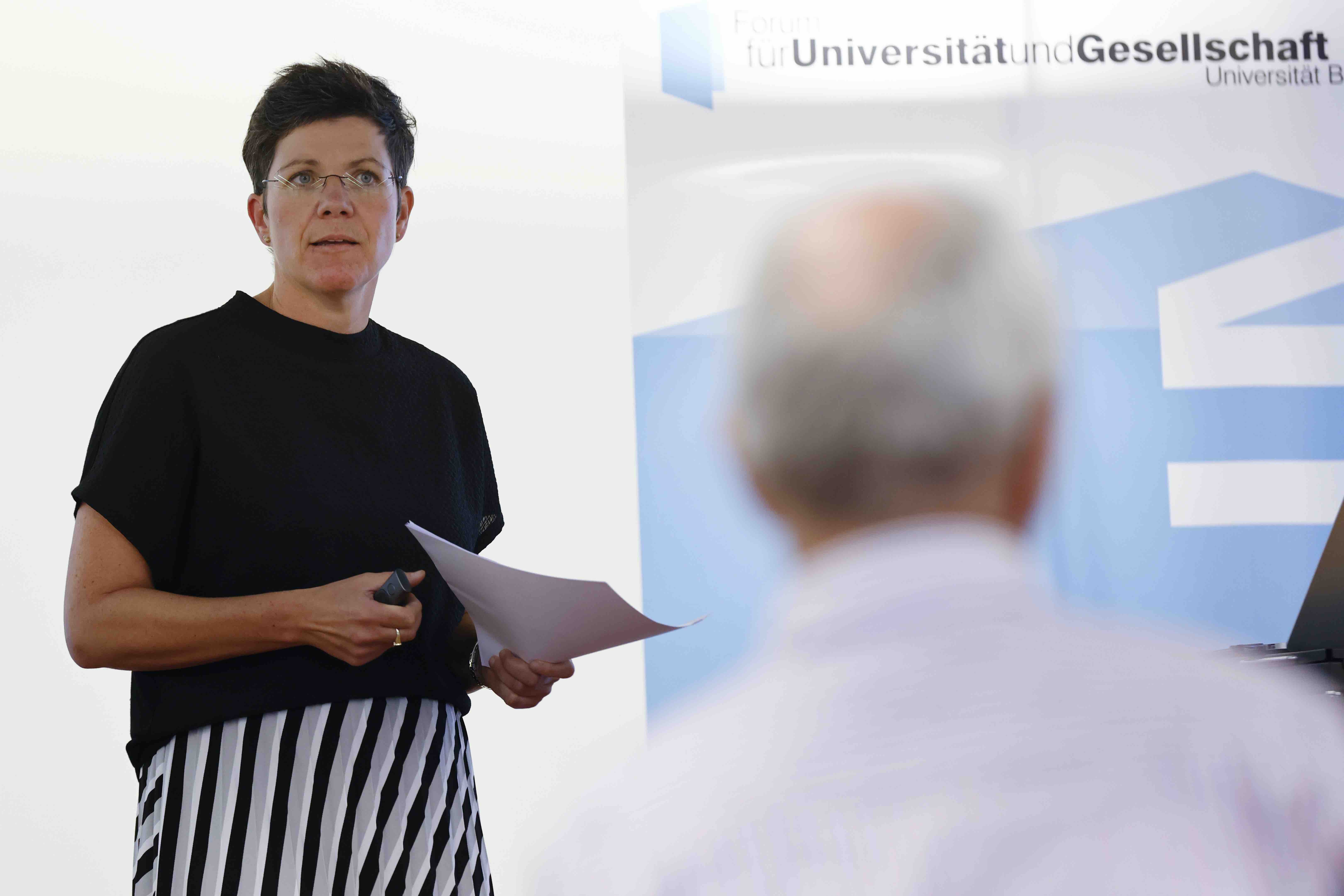 Die Referentin Prof. Dr. Heike Mayer vom Geographischen Institut der Universität Bern während ihrem Referat auf dem Schlossberg Thun.